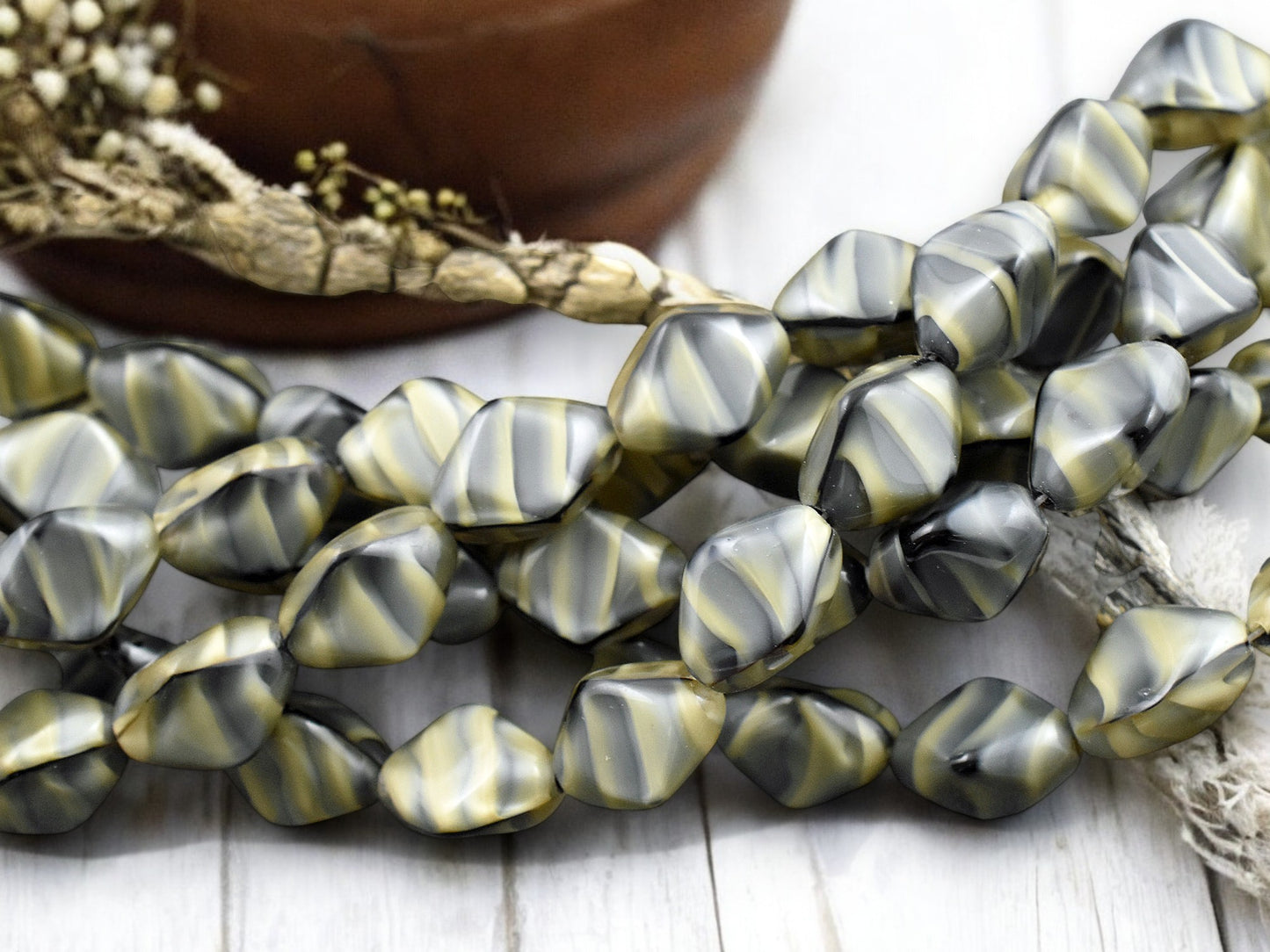 *13* 15x11mm Lt. Chroust Tri Oval Beads