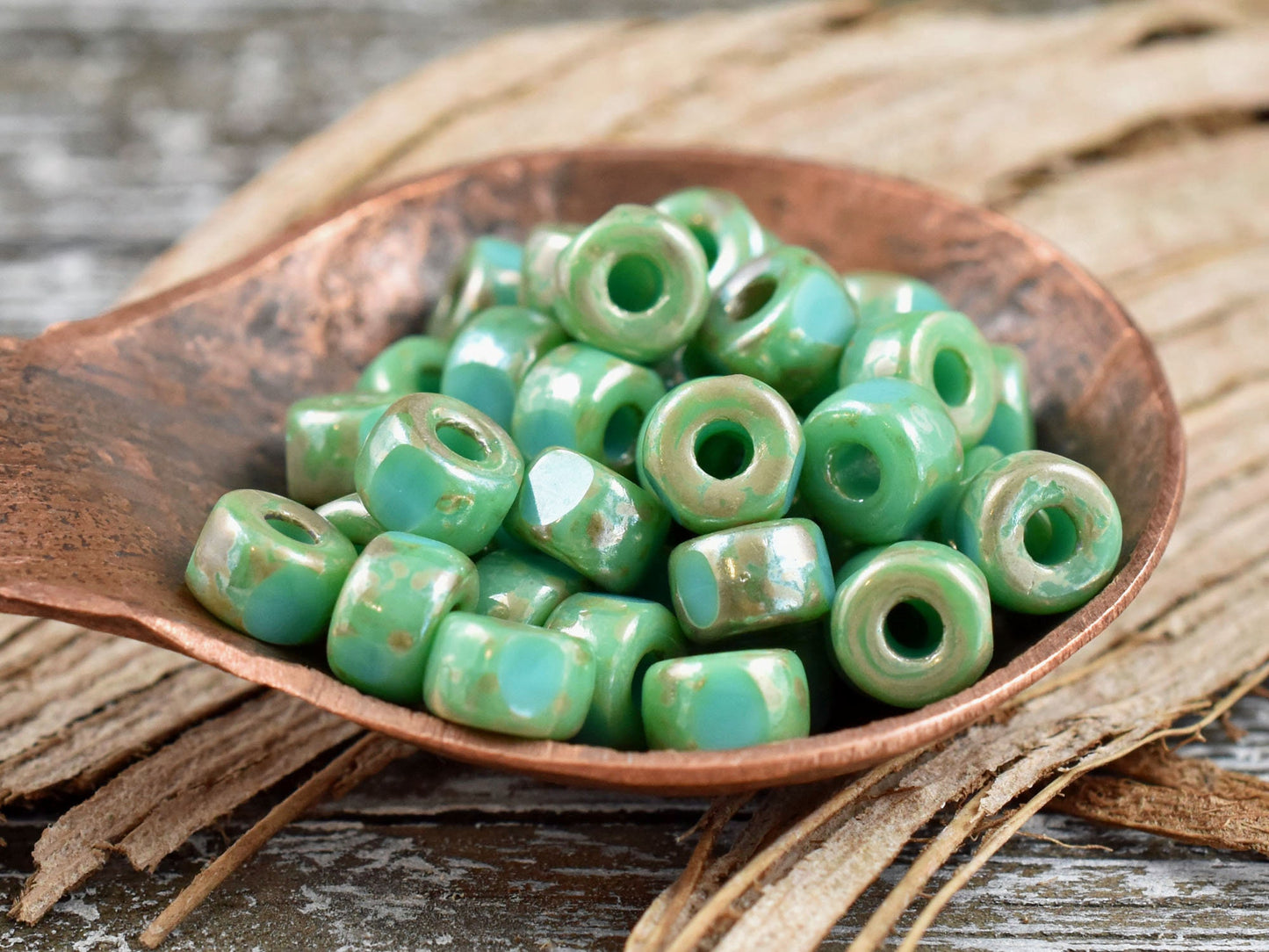10g 3 Cut Green Turquoise Rembrandt 2/0 Matubo Beads