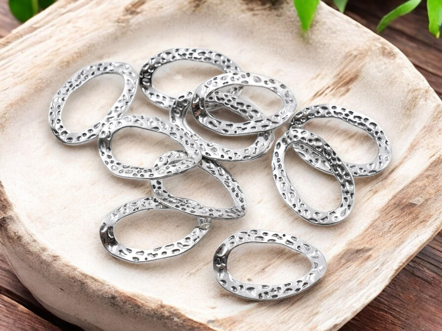 Hammered Links - Silver Links - Closed Rings - Silver Rings - Metal Rings - Jewelry Findings - 28x19mm - 20pcs - (B389)
