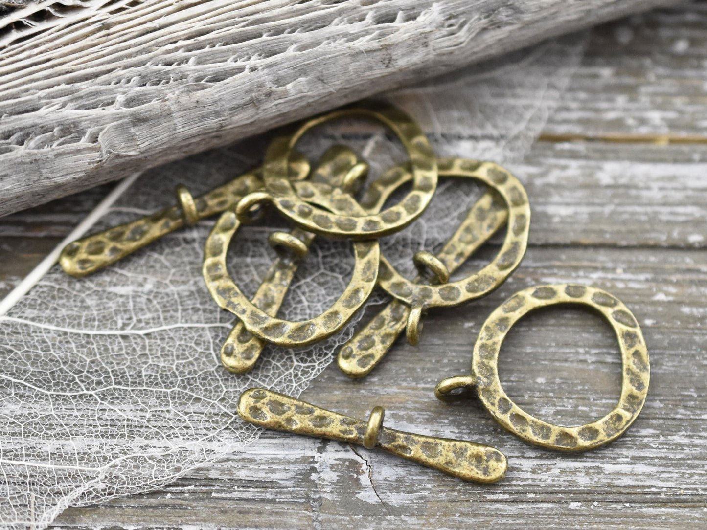 *10* 23x19mm Antique Bronze Hammered Round Toggle Clasps