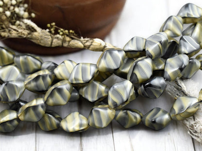 *13* 15x11mm Lt. Chroust Tri Oval Beads