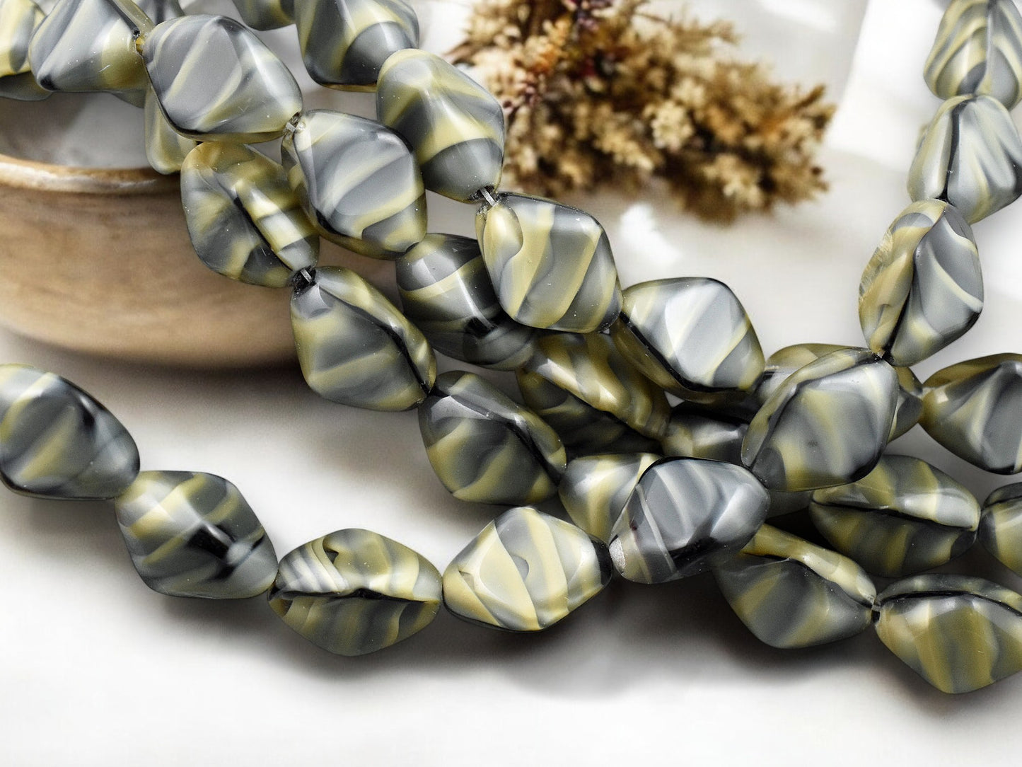 *13* 15x11mm Lt. Chroust Tri Oval Beads