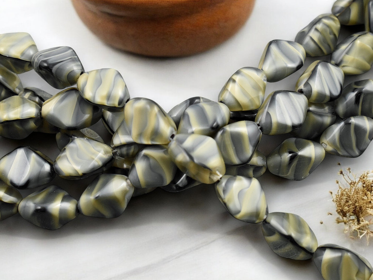 *13* 15x11mm Lt. Chroust Tri Oval Beads