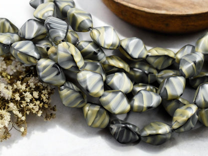 *13* 15x11mm Lt. Chroust Tri Oval Beads