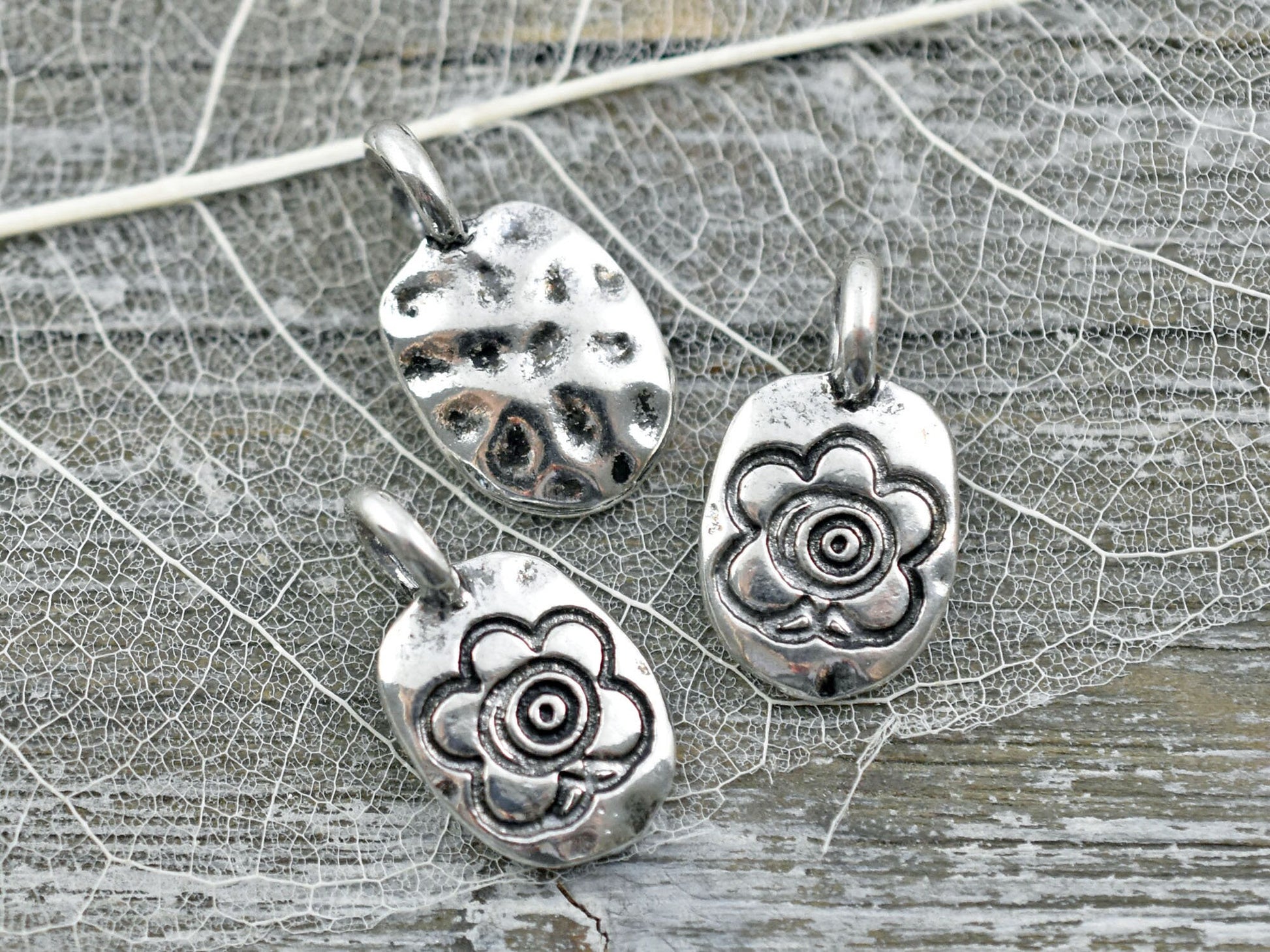 *10* 19x11m Antique Silver Floral Tag Charms