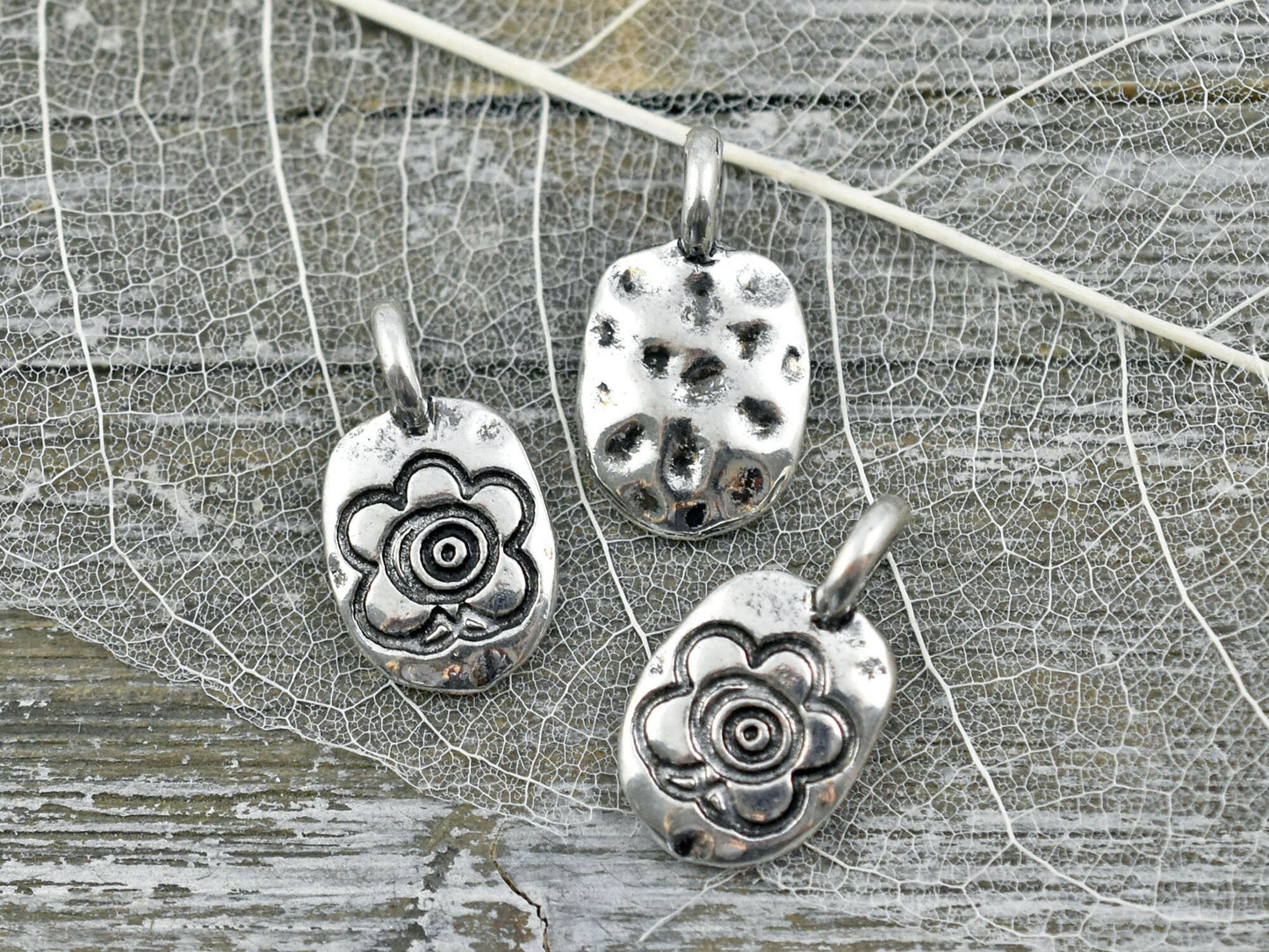 *10* 19x11m Antique Silver Floral Tag Charms