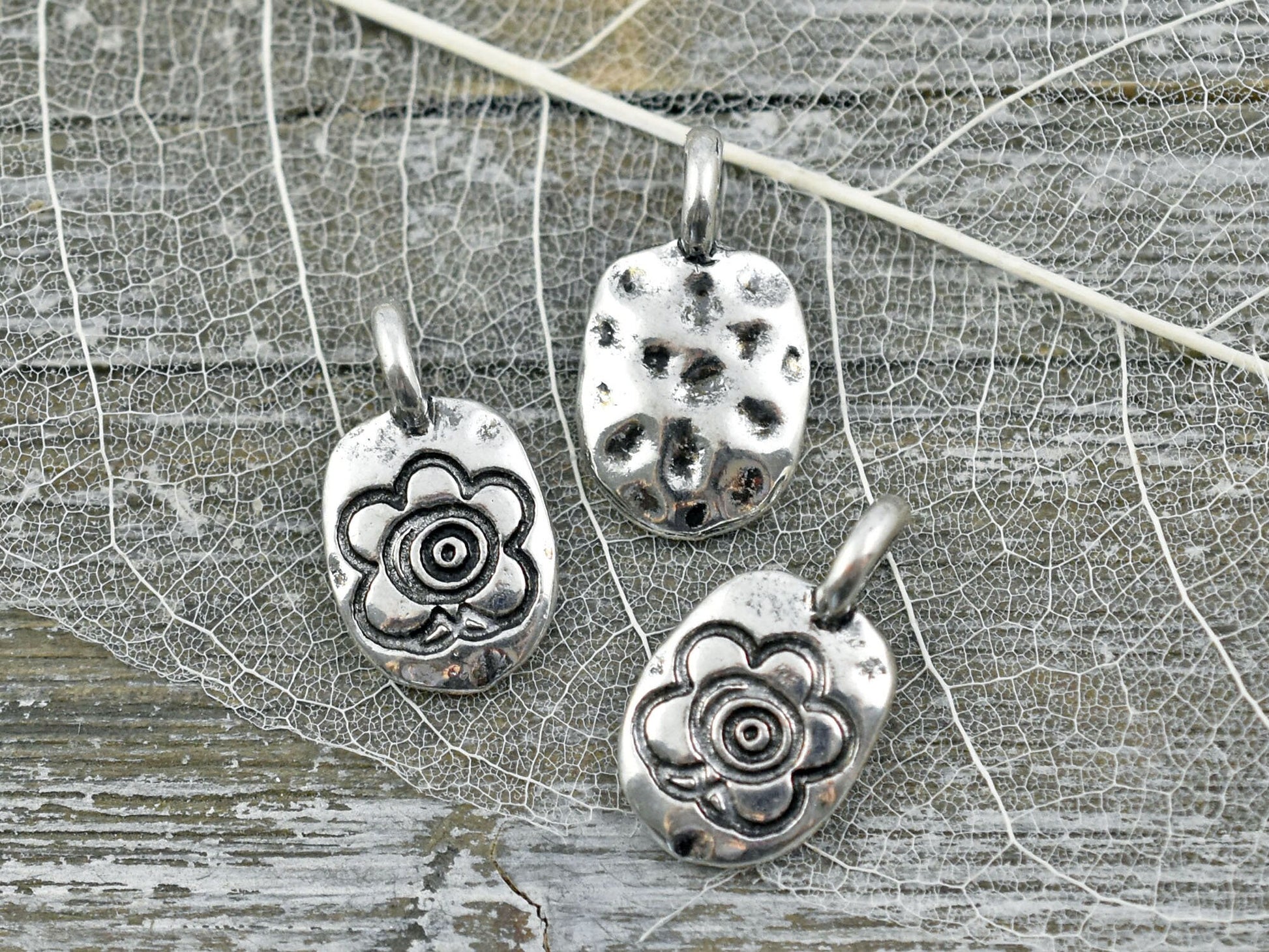 *10* 19x11m Antique Silver Floral Tag Charms