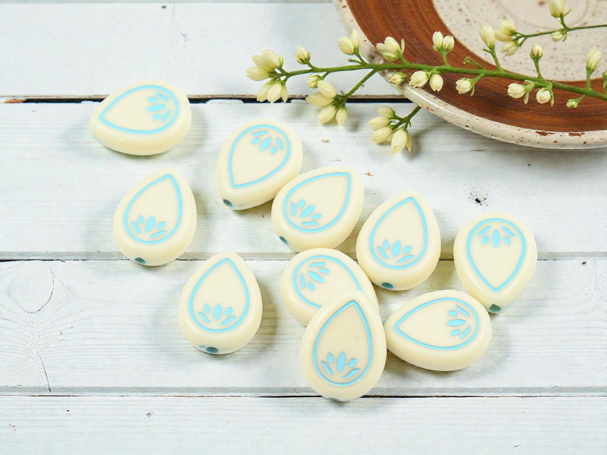 Lotus Flower Beads - Floral Beads - Lightweight Beads - Acrylic Beads - 17x14mm - 20pcs - (B156)