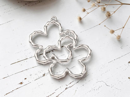 Hammered Metal Flower Pendant - Gold or Platinum - 43x40mm - 1pcs