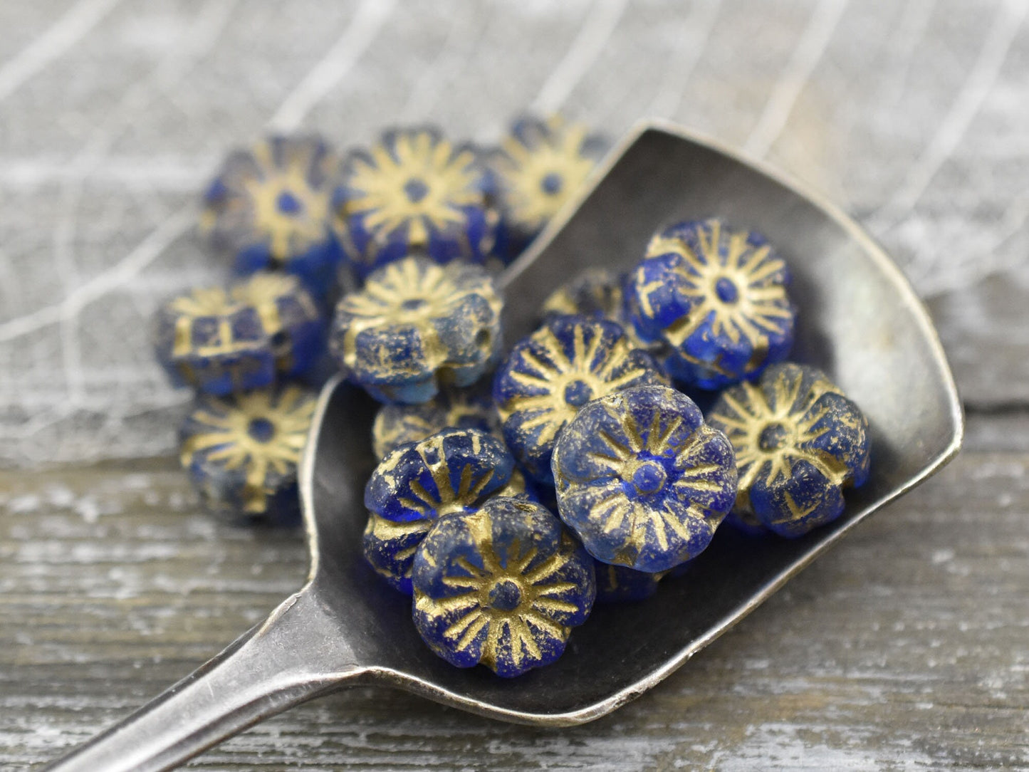 Czech Flower Beads - Czech Glass Beads - Hawaiian Flower Beads - 16pcs - 9mm - (A199)