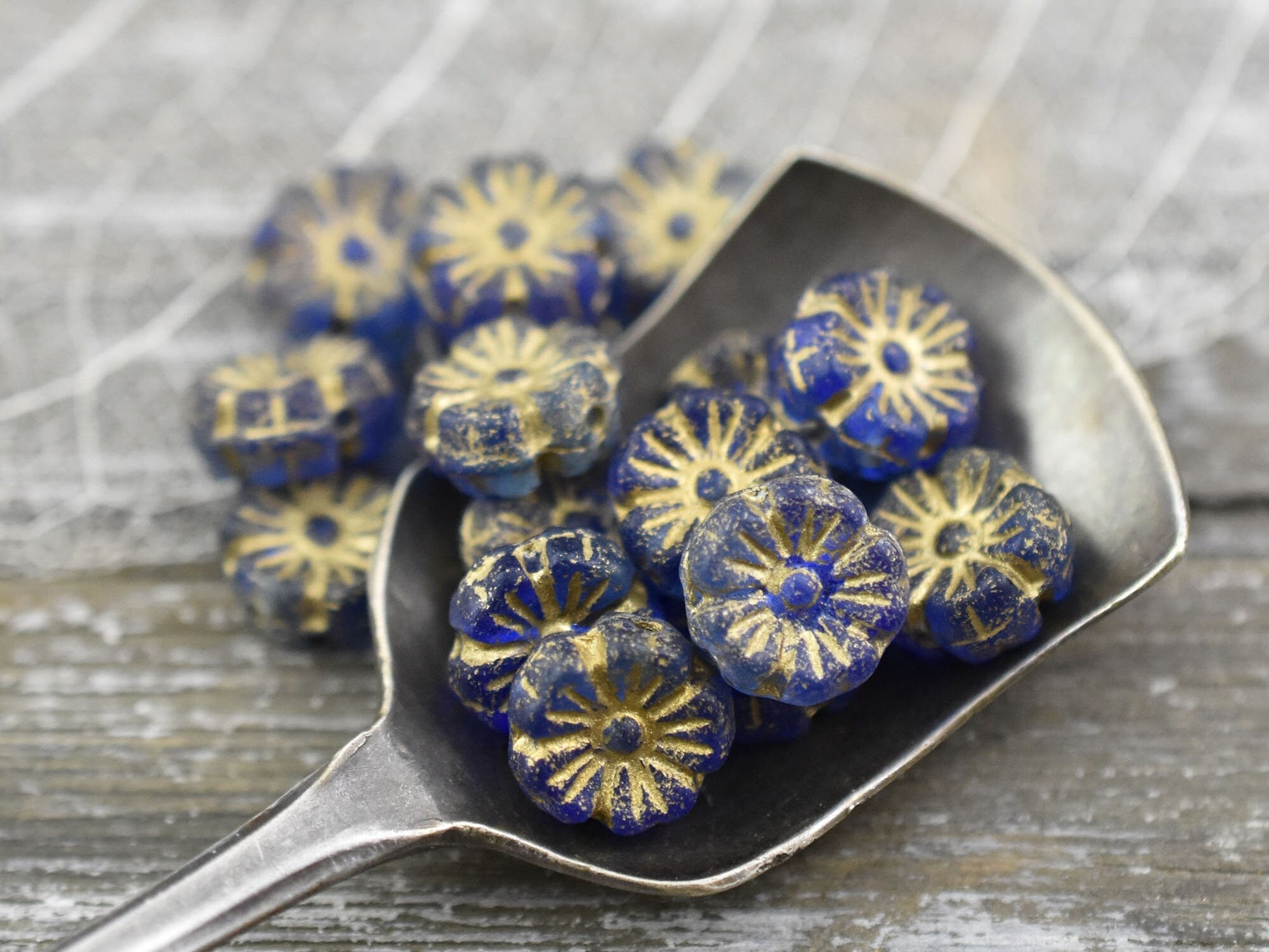 Czech Flower Beads - Czech Glass Beads - Hawaiian Flower Beads - 16pcs - 9mm - (A199)