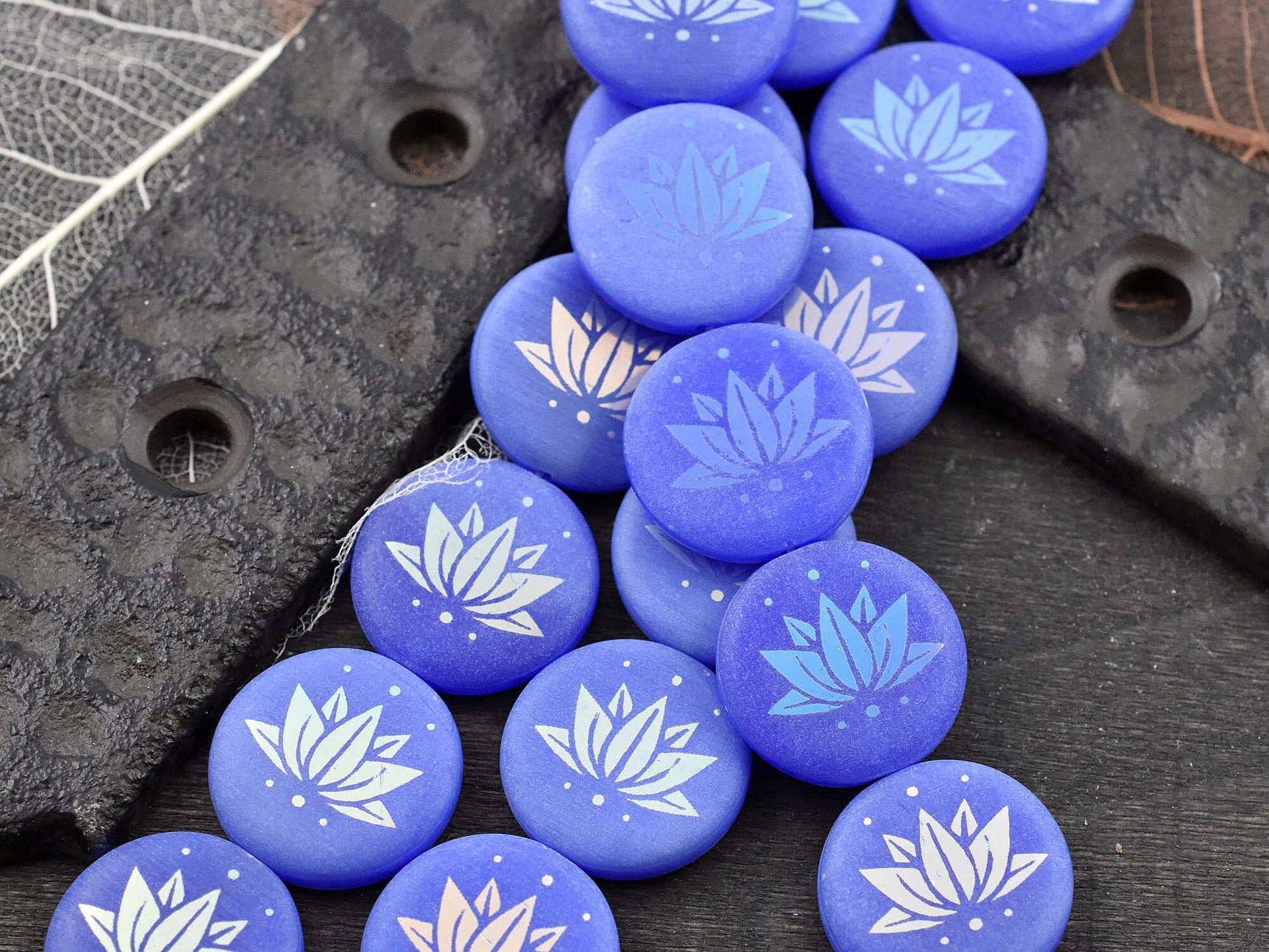 Czech Glass Beads - Laser Etched Beads - Lotus Flower Beads - Tattoo Beads - Picasso Beads - 17mm - 8pcs - (5874)