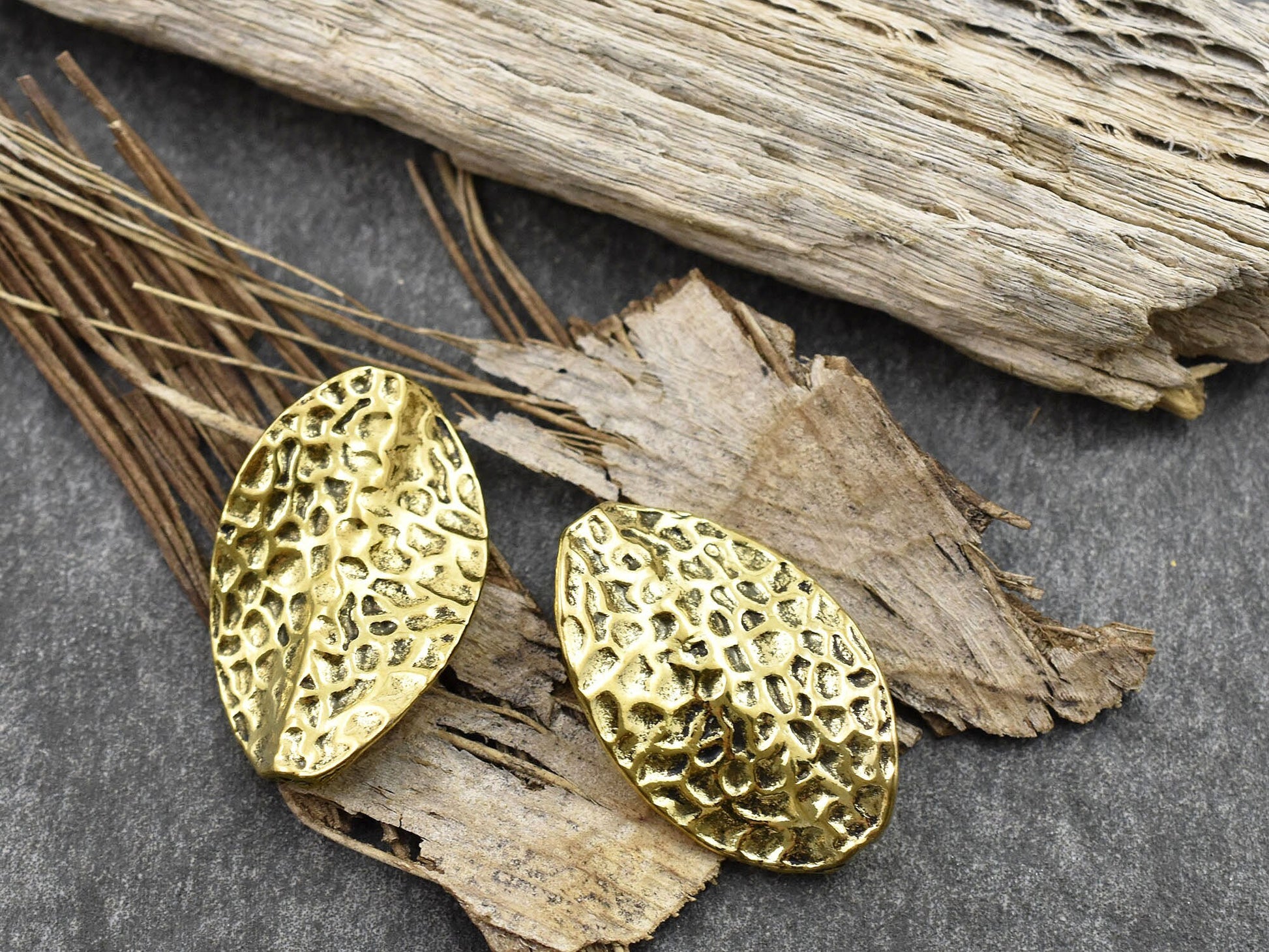 Metal Beads - Metal Spacers - Spacer Beads - Hammered Metal - Antique Gold Beads - 12pcs - 27x17mm - (B520)