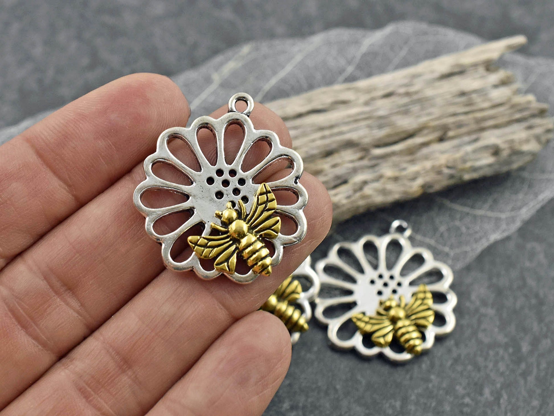 Bee Charms - Bee Pendant - Metal Charms - Small Pendant - 33x29mm - 10pcs - (3443)