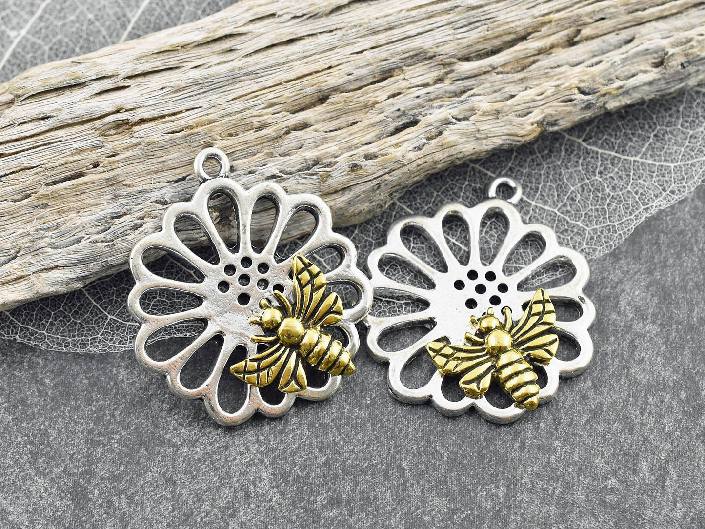 Bee Charms - Bee Pendant - Metal Charms - Small Pendant - 33x29mm - 10pcs - (3443)