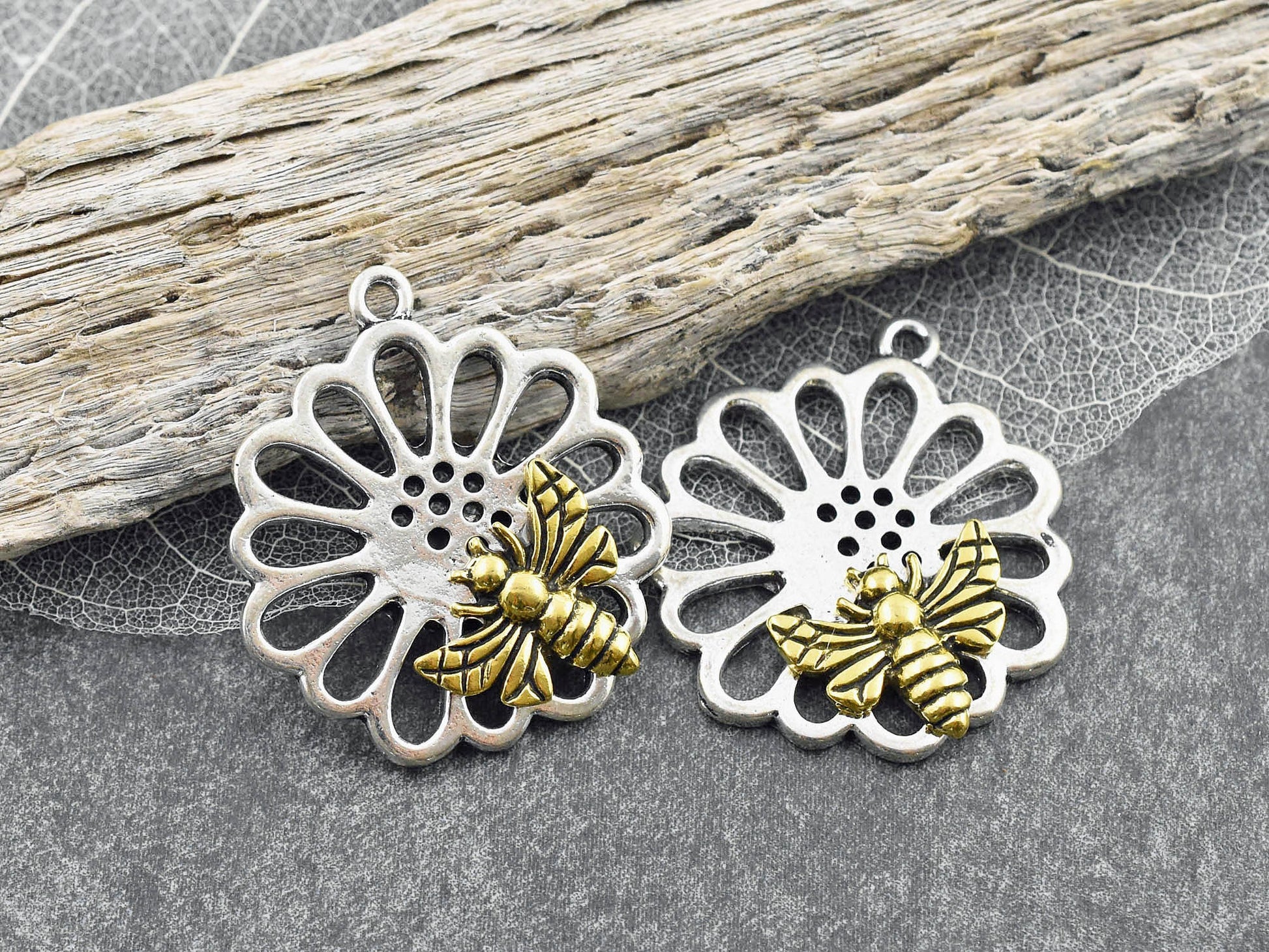 Bee Charms - Bee Pendant - Metal Charms - Small Pendant - 33x29mm - 10pcs - (3443)