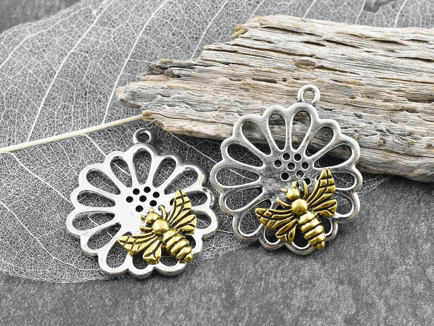 Bee Charms - Bee Pendant - Metal Charms - Small Pendant - 33x29mm - 10pcs - (3443)