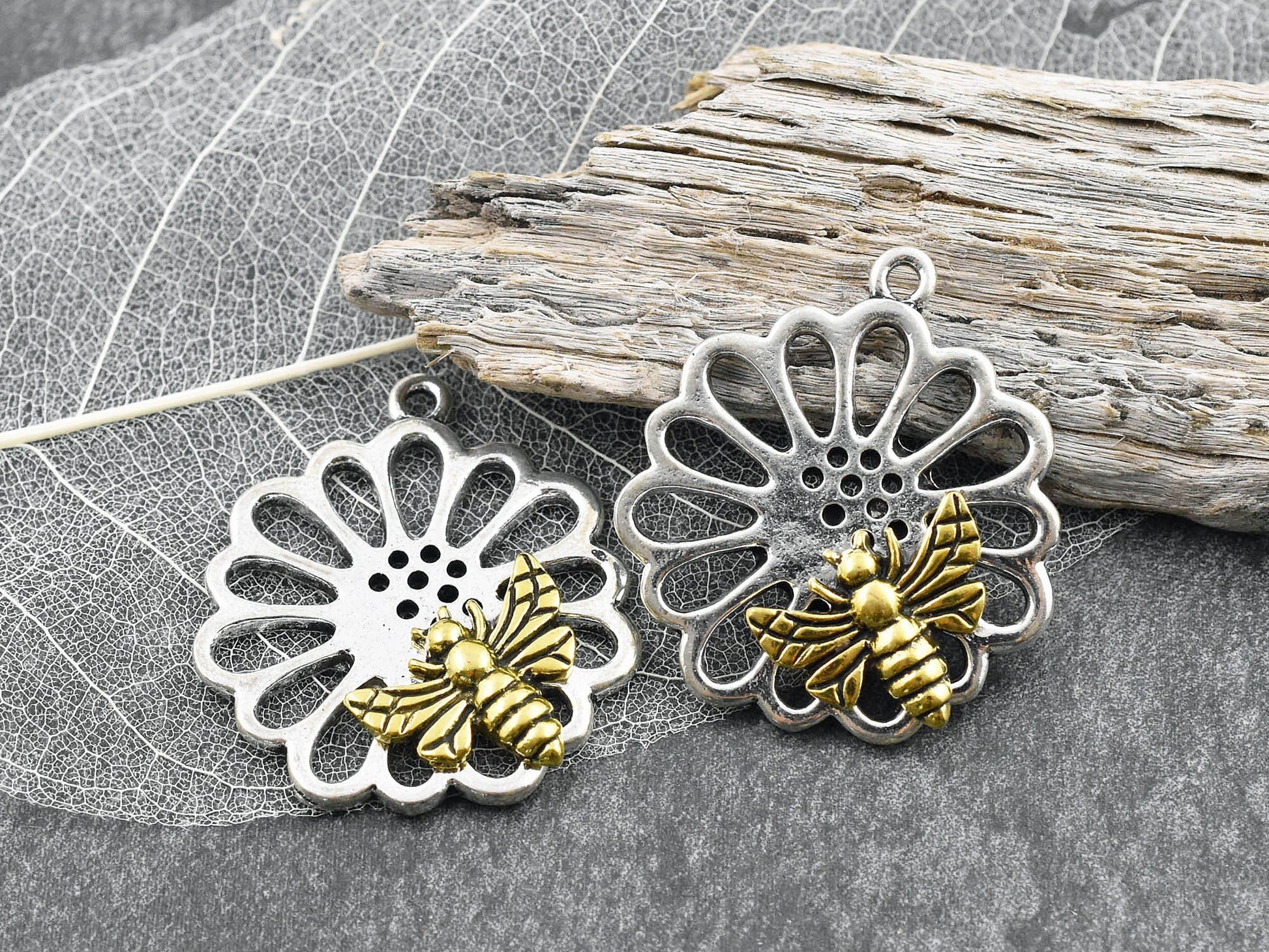 Bee Charms - Bee Pendant - Metal Charms - Small Pendant - 33x29mm - 10pcs - (3443)